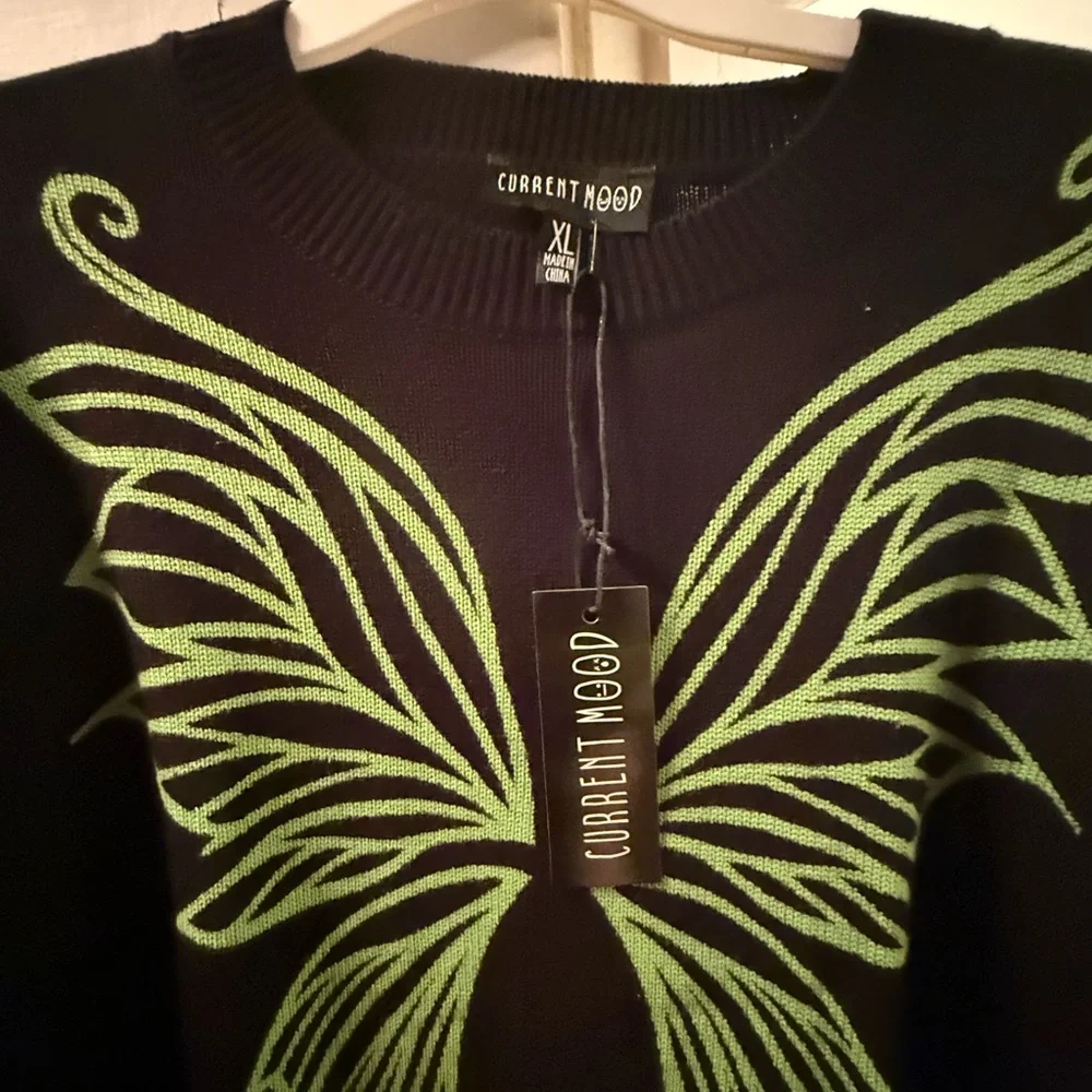 Current Mood Black Top with Vibrant Green Wing Design - Picture 2 of 4